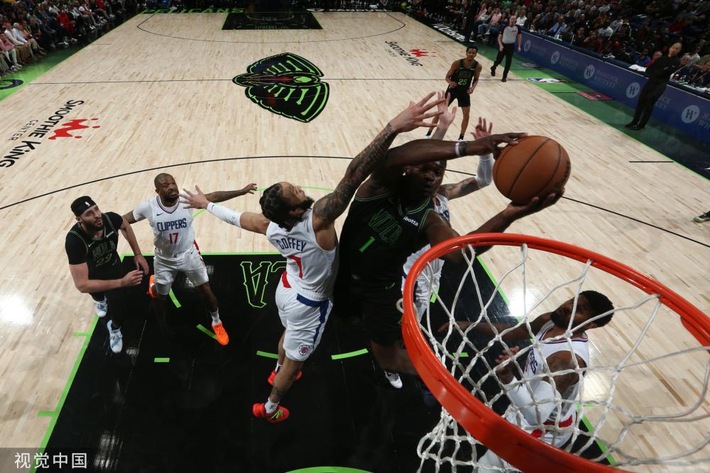 一名年轻跳 一名年轻跳